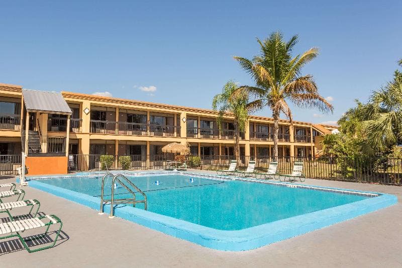 Travelodge by Wyndham Fort Myers North 4