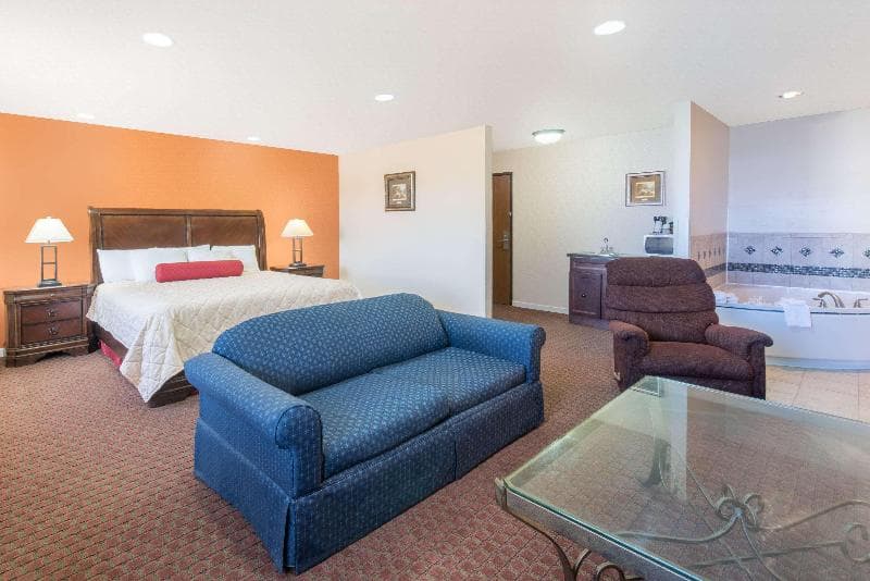 Days Inn By Wyndham Minot photo 1