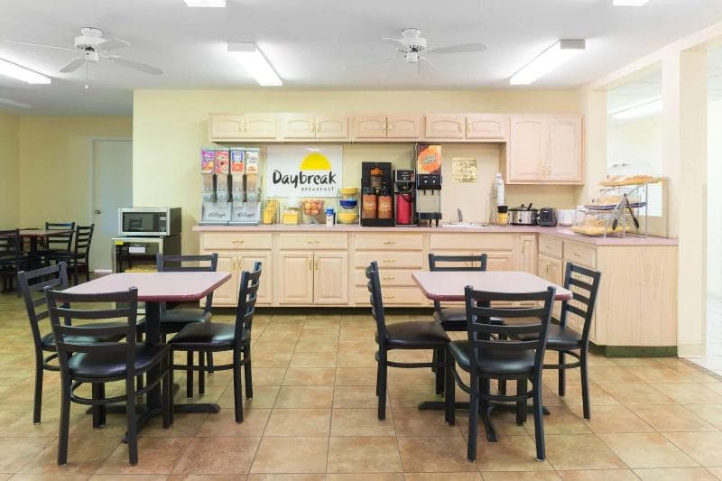 Days Inn by Wyndham Mount Vernon 5