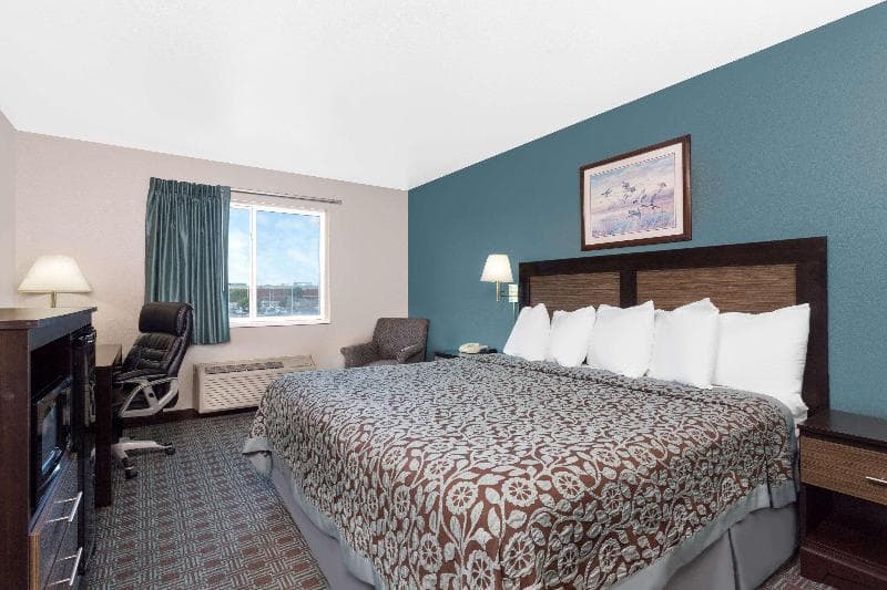 Days Inn by Wyndham Neenah 2