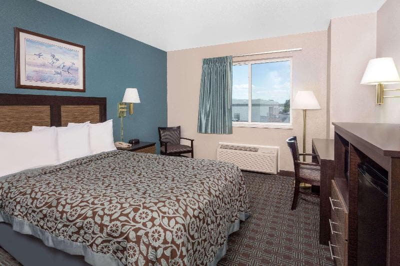 Days Inn by Wyndham Neenah 5