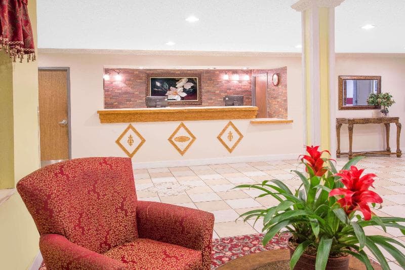 Days Inn by Wyndham Lake Village 2
