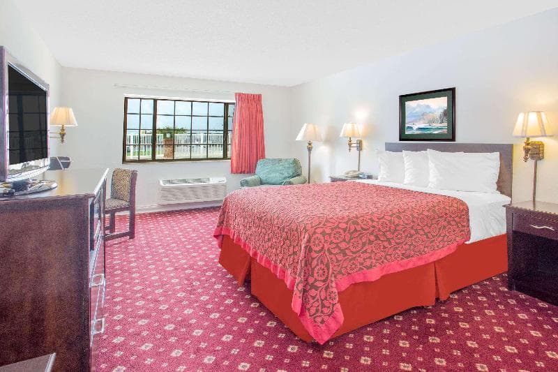 Days Inn by Wyndham Lake Village photo 1