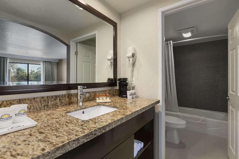 Days Inn by Wyndham Downey 4