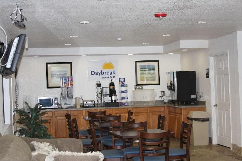 Days Inn & Suites by Wyndham Needles 2