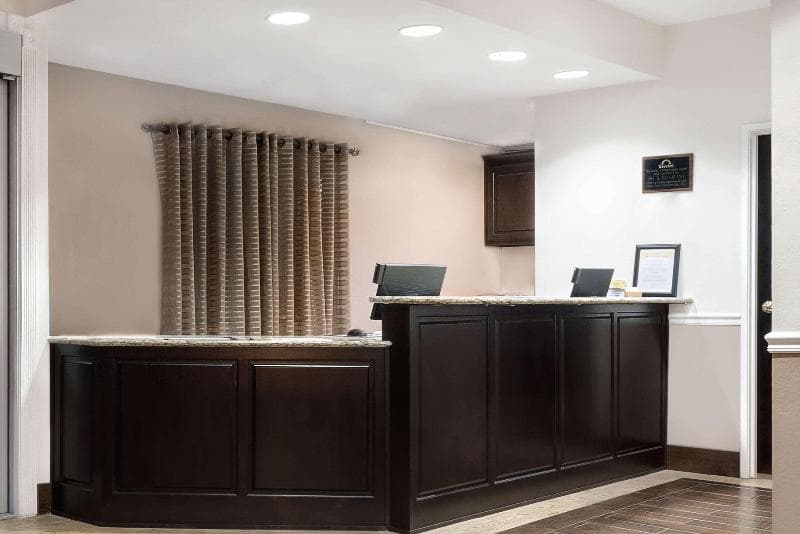 Days Inn & Suites By Wyndham Dallas 5