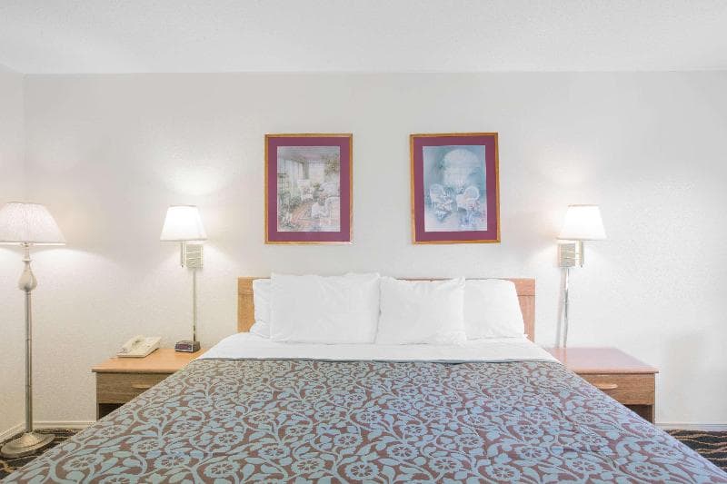 Days Inn by Wyndham Hardy 2