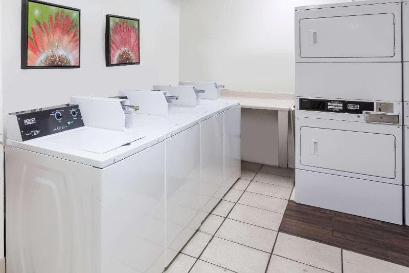 Days Inn by Wyndham St. Petersburg / Tampa Bay Area 2