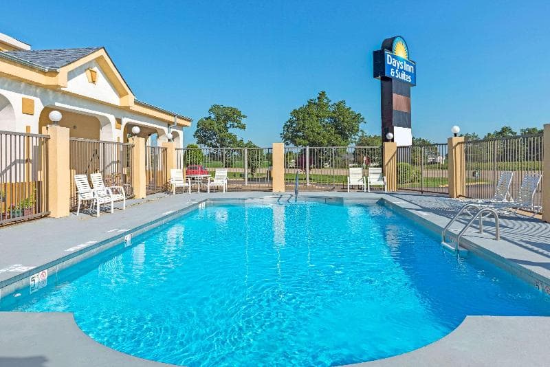 Days Inn & Suites By Wyndham Osceola 4