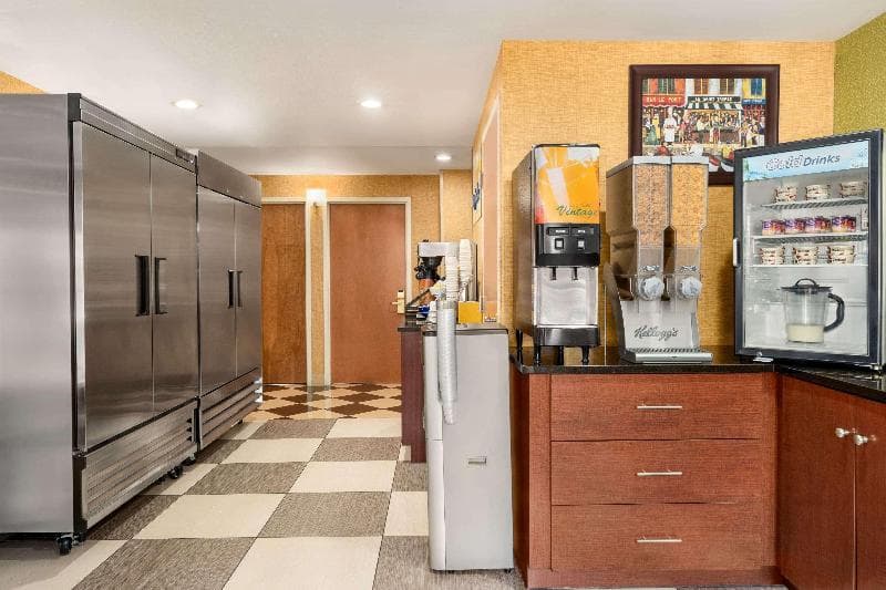 Days Inn by Wyndham Long Island City 5