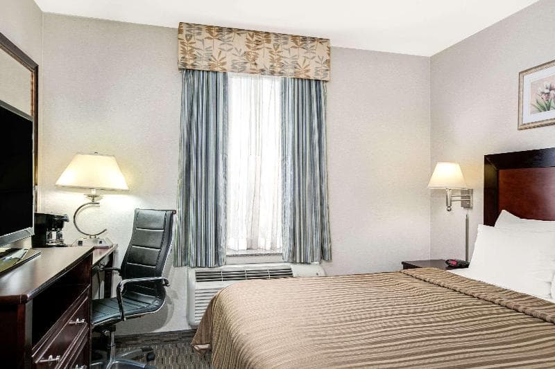 Days Inn by Wyndham Long Island City 3