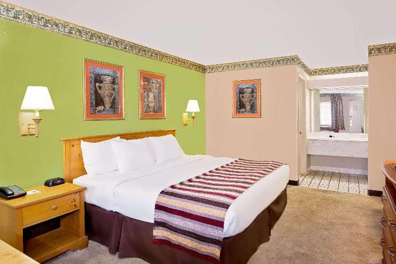Days Inn & Suites by Wyndham Starkville photo 1