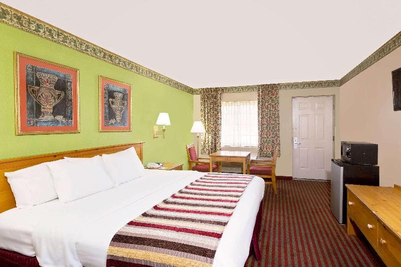 Days Inn & Suites by Wyndham Starkville 2
