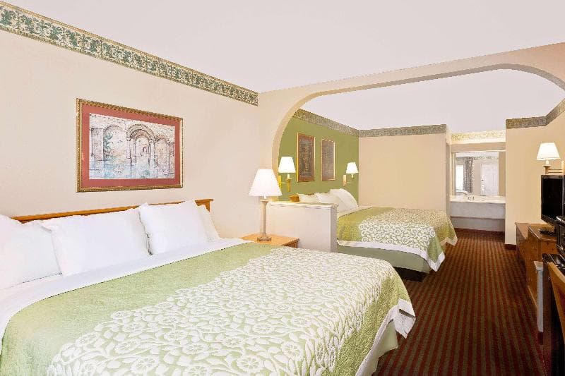 Days Inn & Suites by Wyndham Starkville 3