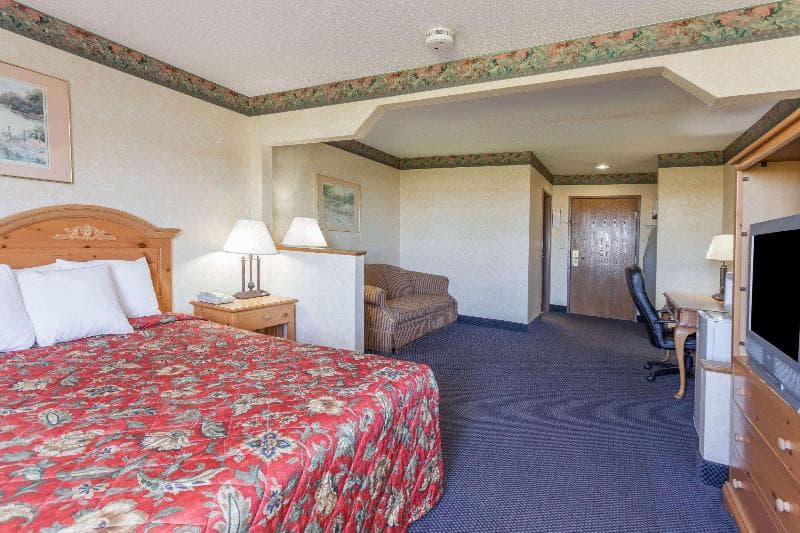 American Inn & Suites Dundee 5