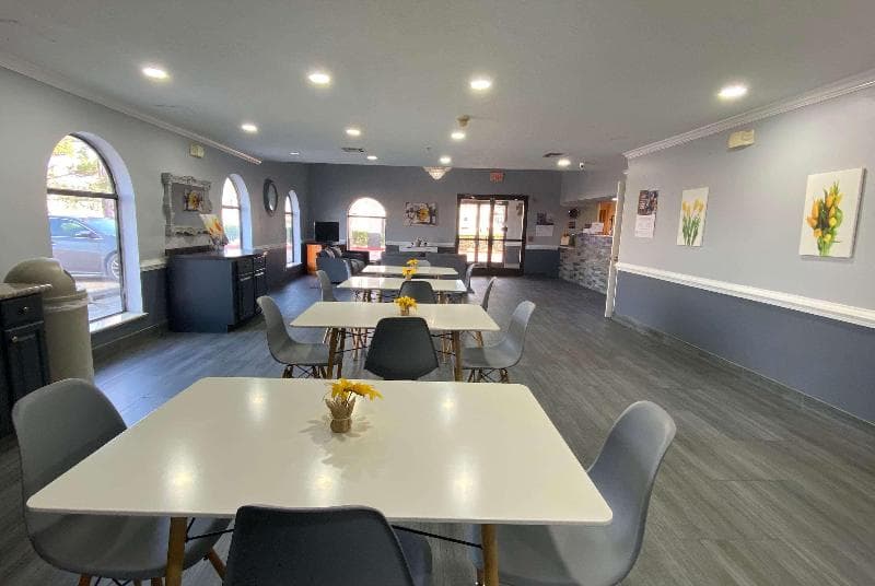 Days Inn & Suites by Wyndham Winnie 4