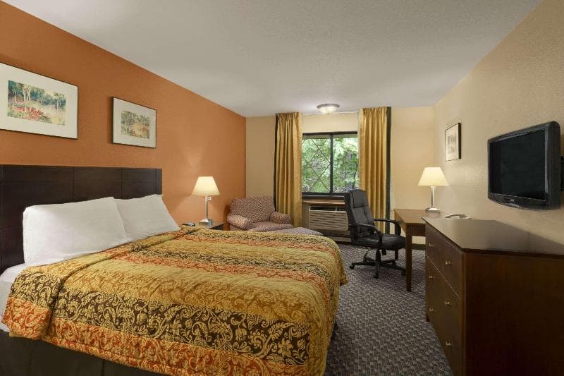 Days Inn & Suites by Wyndham Stevens Point 3