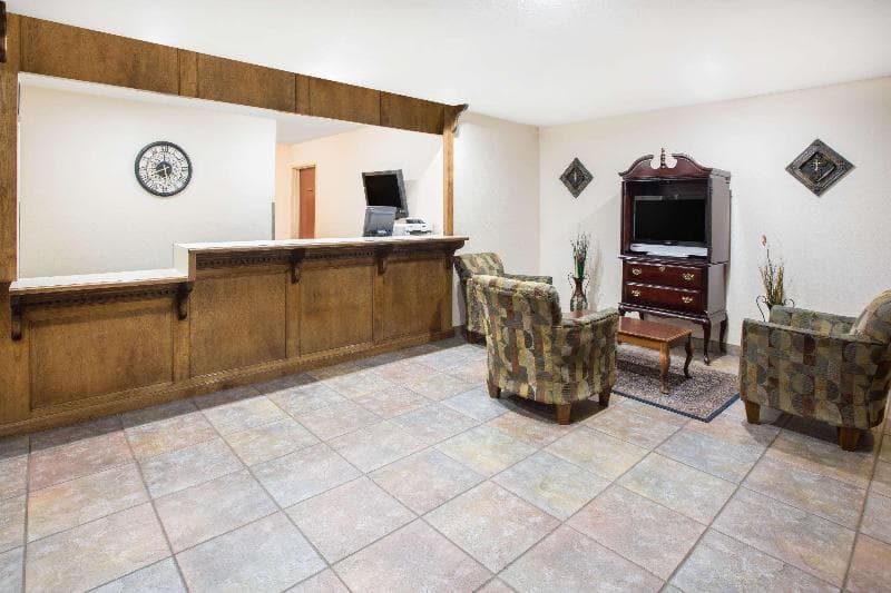 Days Inn & Suites by Wyndham Eunice 5