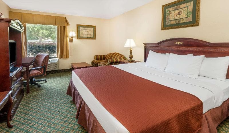 Days Inn & Suites by Wyndham Eunice 4