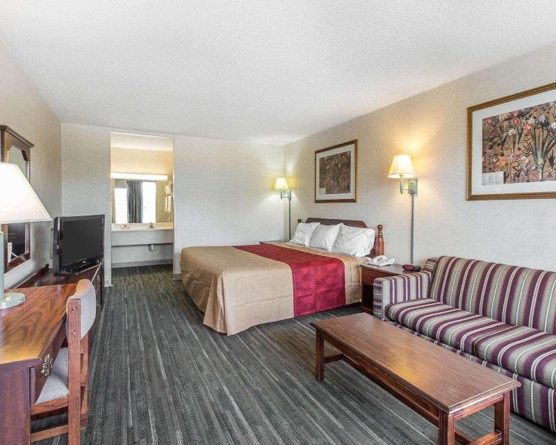 Econo Lodge Calhoun 3