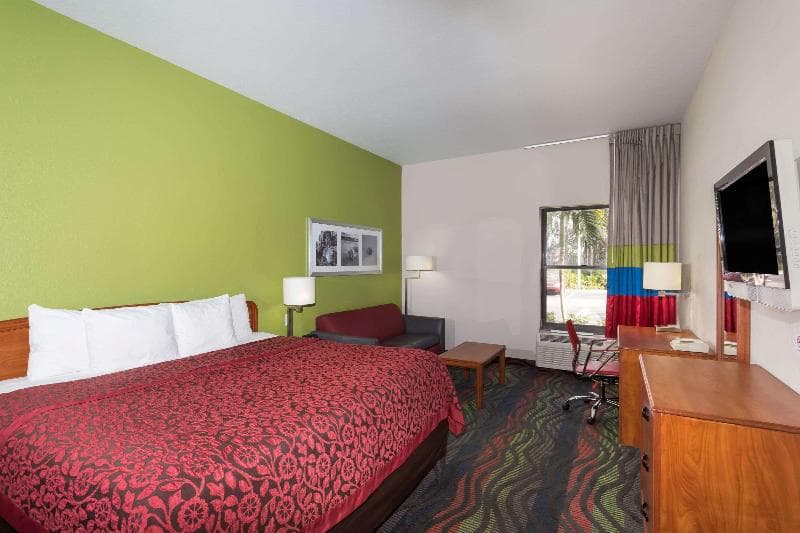 Days Inn By Wyndham Fort Myers Nr Jetblue 2