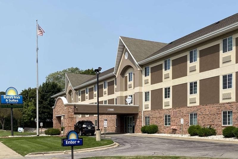 Days Inn & Suites By Wyndham Green Bay 2