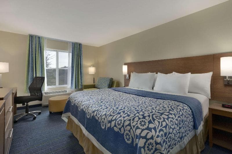 Days Inn & Suites by Wyndham Altoona photo 1