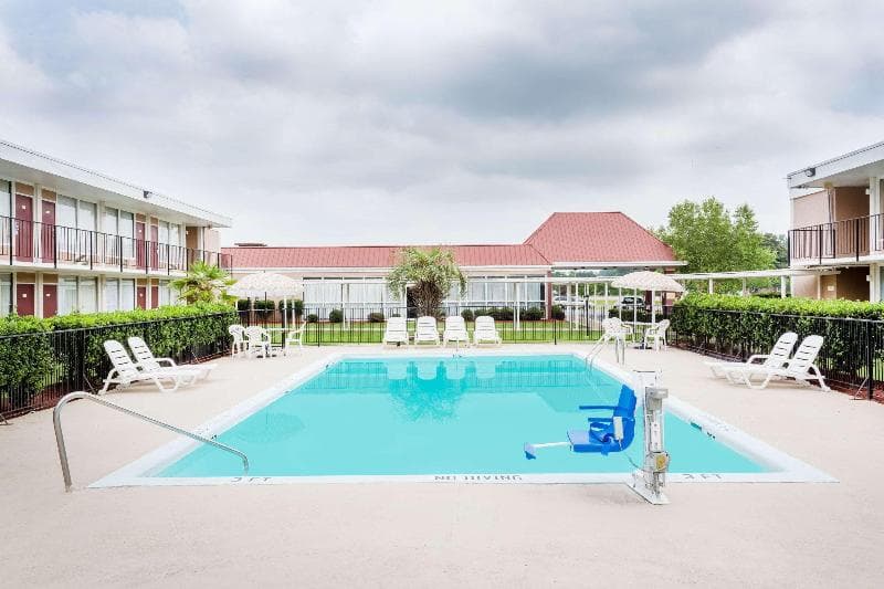 Days Inn by Wyndham Goldsboro 5