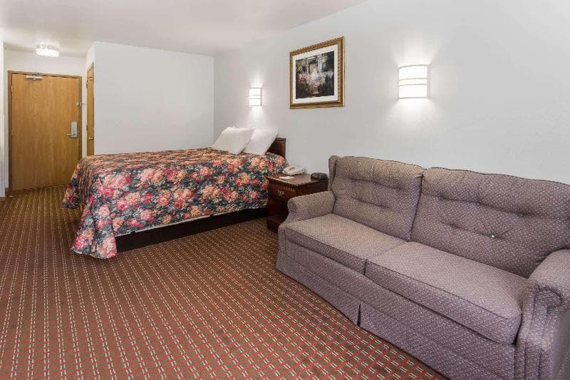 Days Inn By Wyndham Stoughton 5
