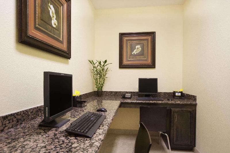 Days Inn & Suites by Wyndham Galveston West/Seawall 2