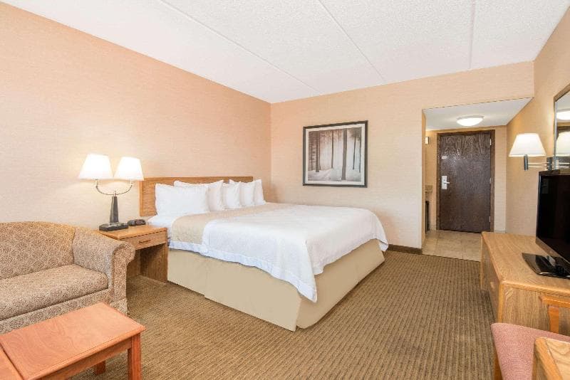 Days Inn by Wyndham Duluth Lakewalk 2