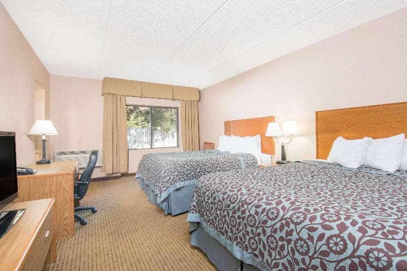 Days Inn by Wyndham Duluth Lakewalk 5