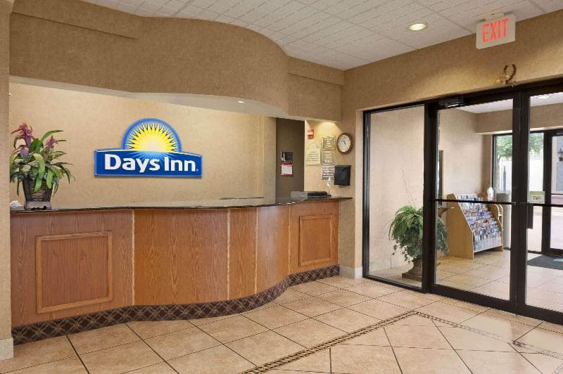 Days Inn & Suites By Wyndham San Antonio North/Stone Oak 5