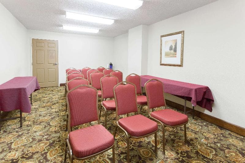 Days Inn & Suites by Wyndham Tucker/Northlake photo 1