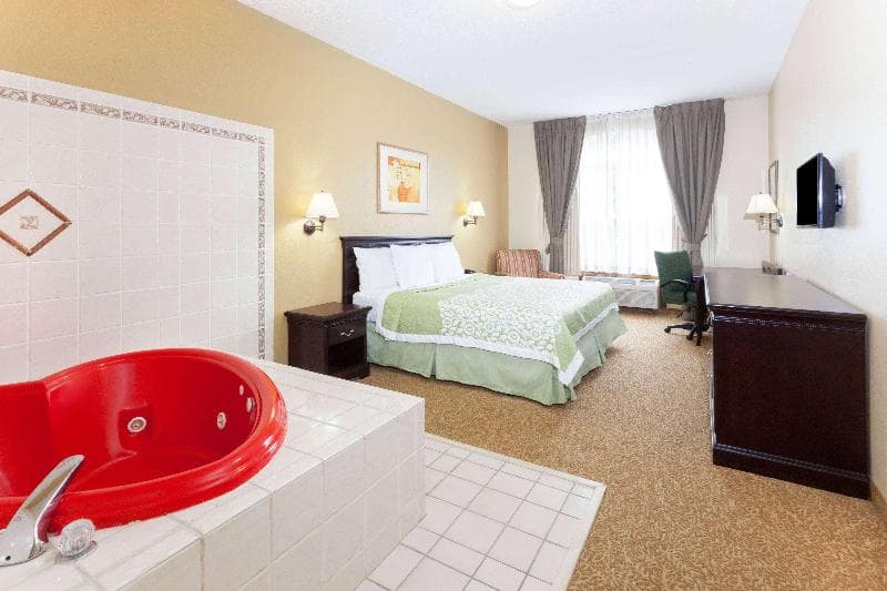 Days Inn & Suites by Wyndham Tucker/Northlake 5