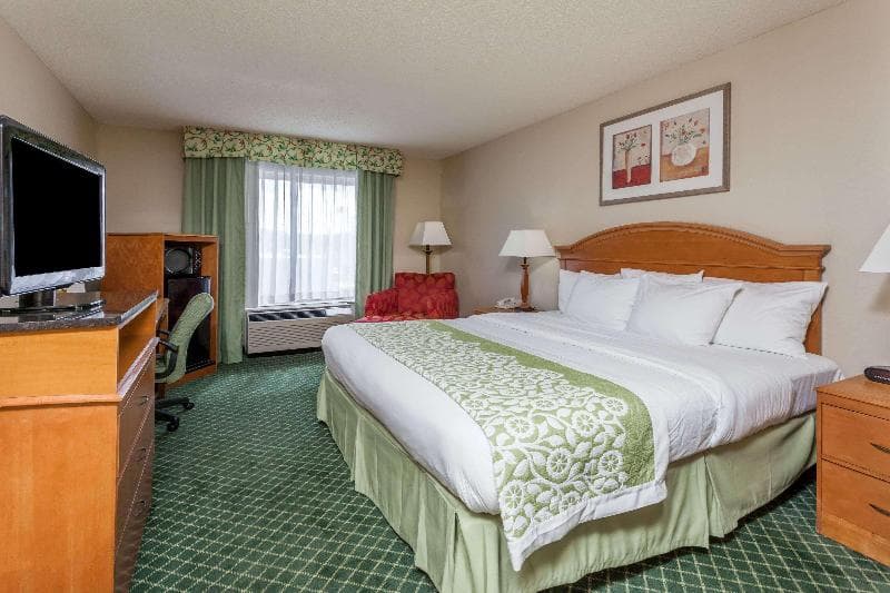 Days Inn & Suites by Wyndham Warren 4