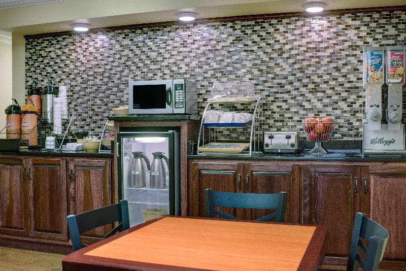 Days Inn By Wyndham Macon I-475 3