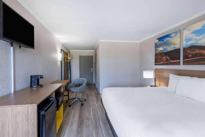 Days Inn & Suites By Wyndham Fort Bragg/Cross Creek Mall photo 1