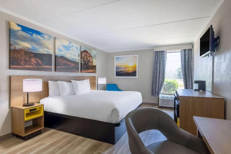 Days Inn & Suites By Wyndham Fort Bragg/Cross Creek Mall 3