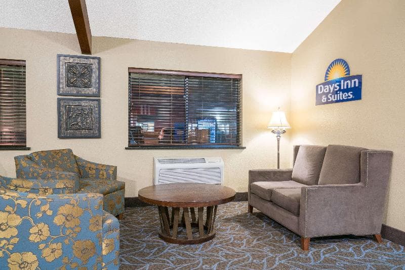 Days Inn & Suites by Wyndham Baxter Brainerd Area 4
