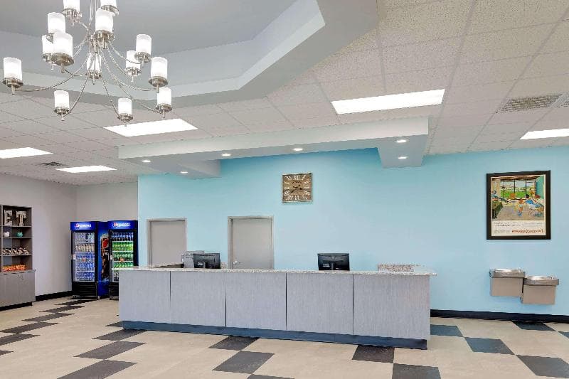 Howard Johnson by Wyndham Florence 5
