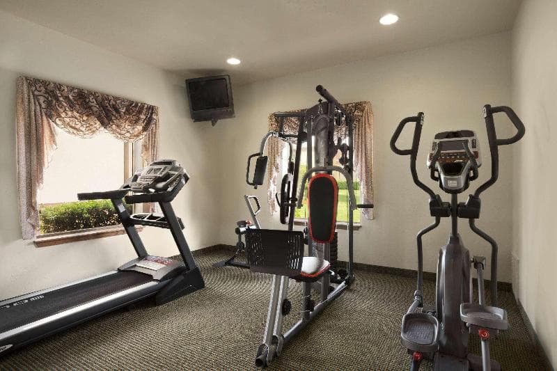 Howard Johnson by Wyndham Oklahoma City Airport/Fairgrounds photo 1