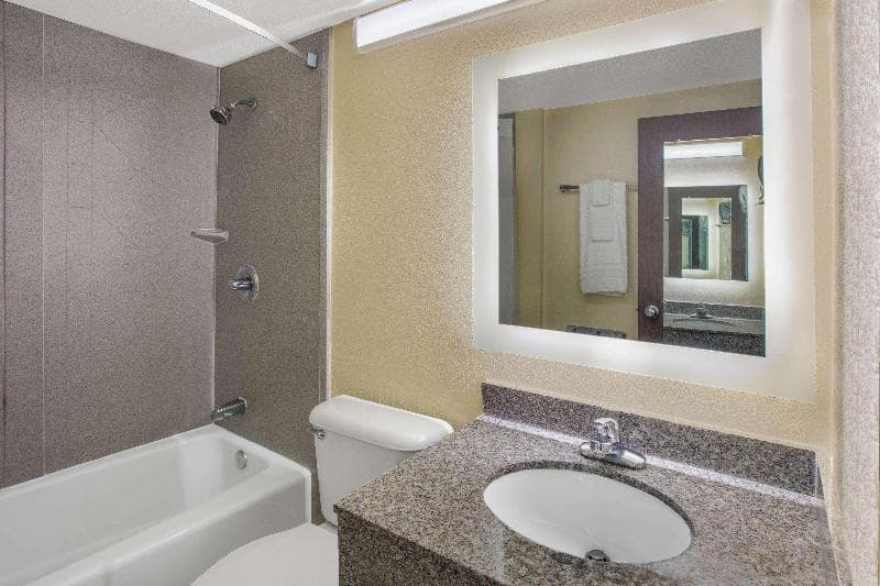 Howard Johnson by Wyndham Oklahoma City Airport/Fairgrounds 4