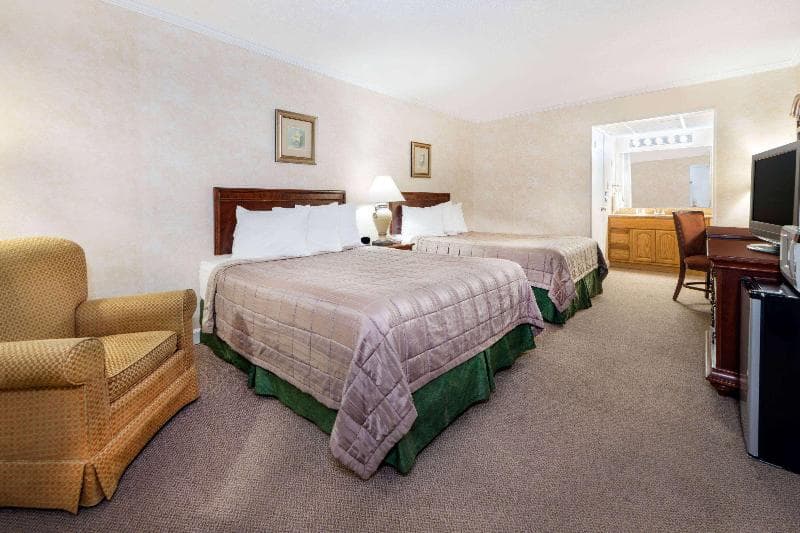 Howard Johnson by Wyndham Burlington 4