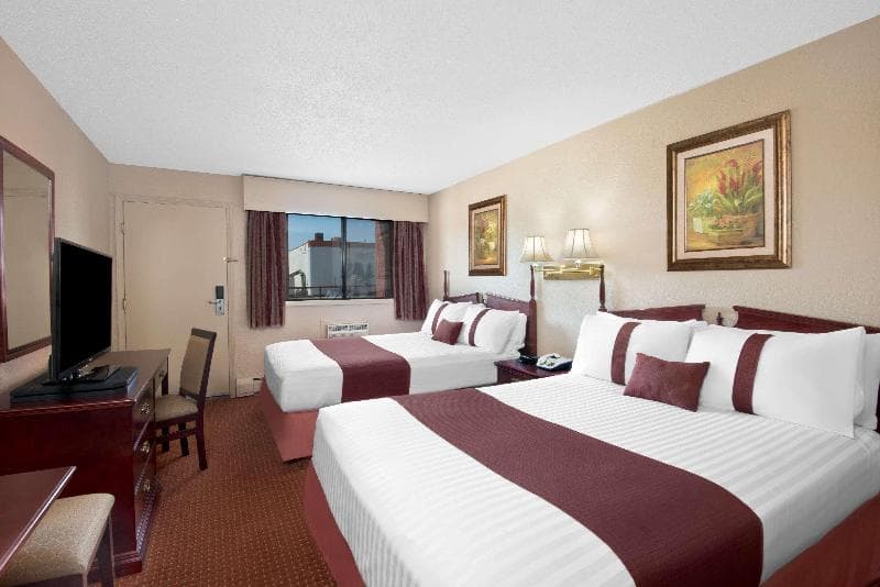 Howard Johnson By Wyndham Red Deer photo 1