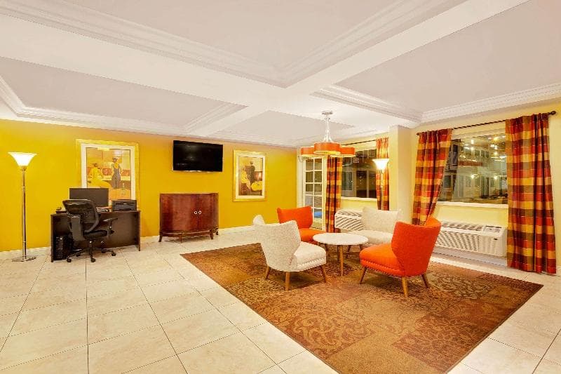 Howard Johnson by Wyndham Las Vegas Near The Strip 3