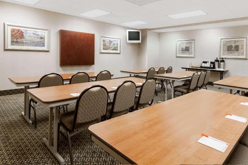 Howard Johnson by Wyndham Evansville East 2