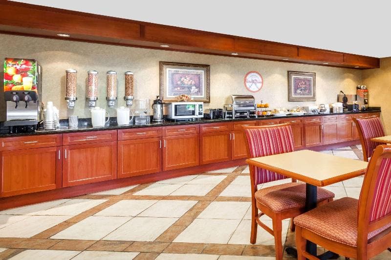 Howard Johnson by Wyndham Evansville East 4
