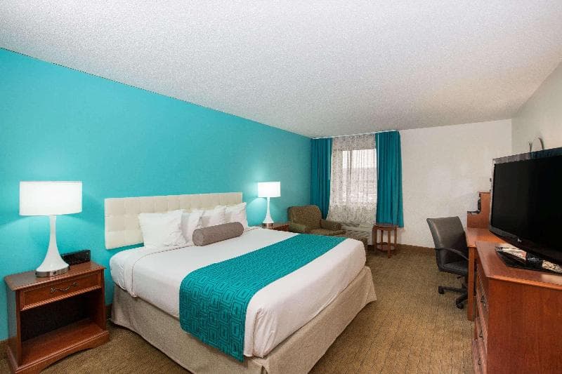 Howard Johnson by Wyndham Evansville East 5