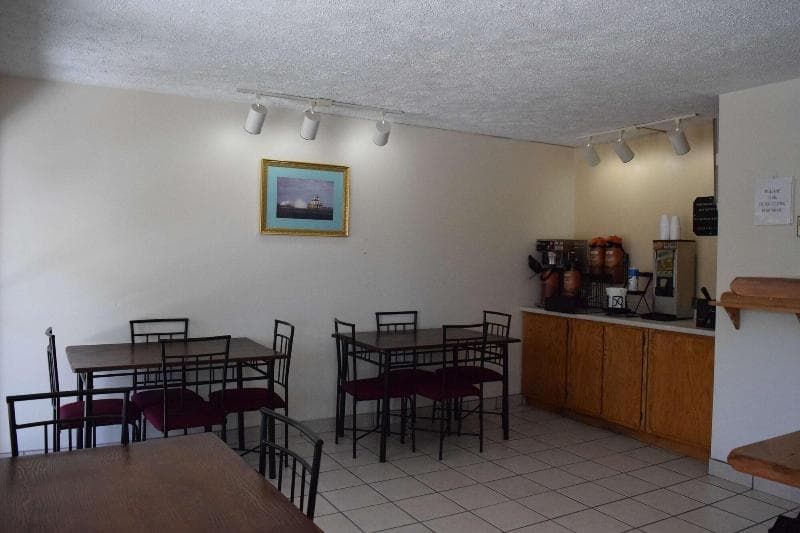 Kinghts Inn Oswego East 2